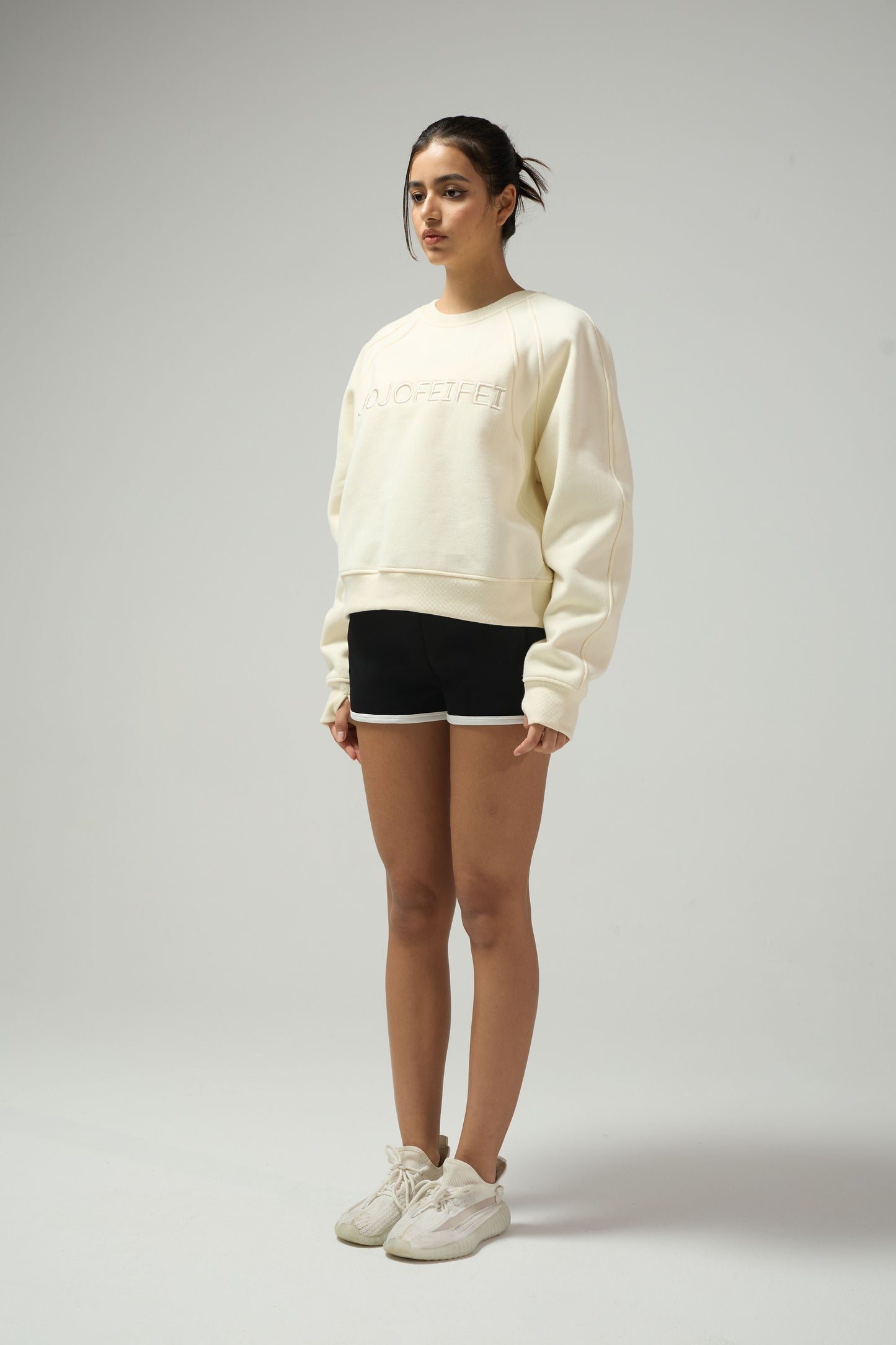 JOJO9-米色卫衣黑色短裤 - JOJO fashion