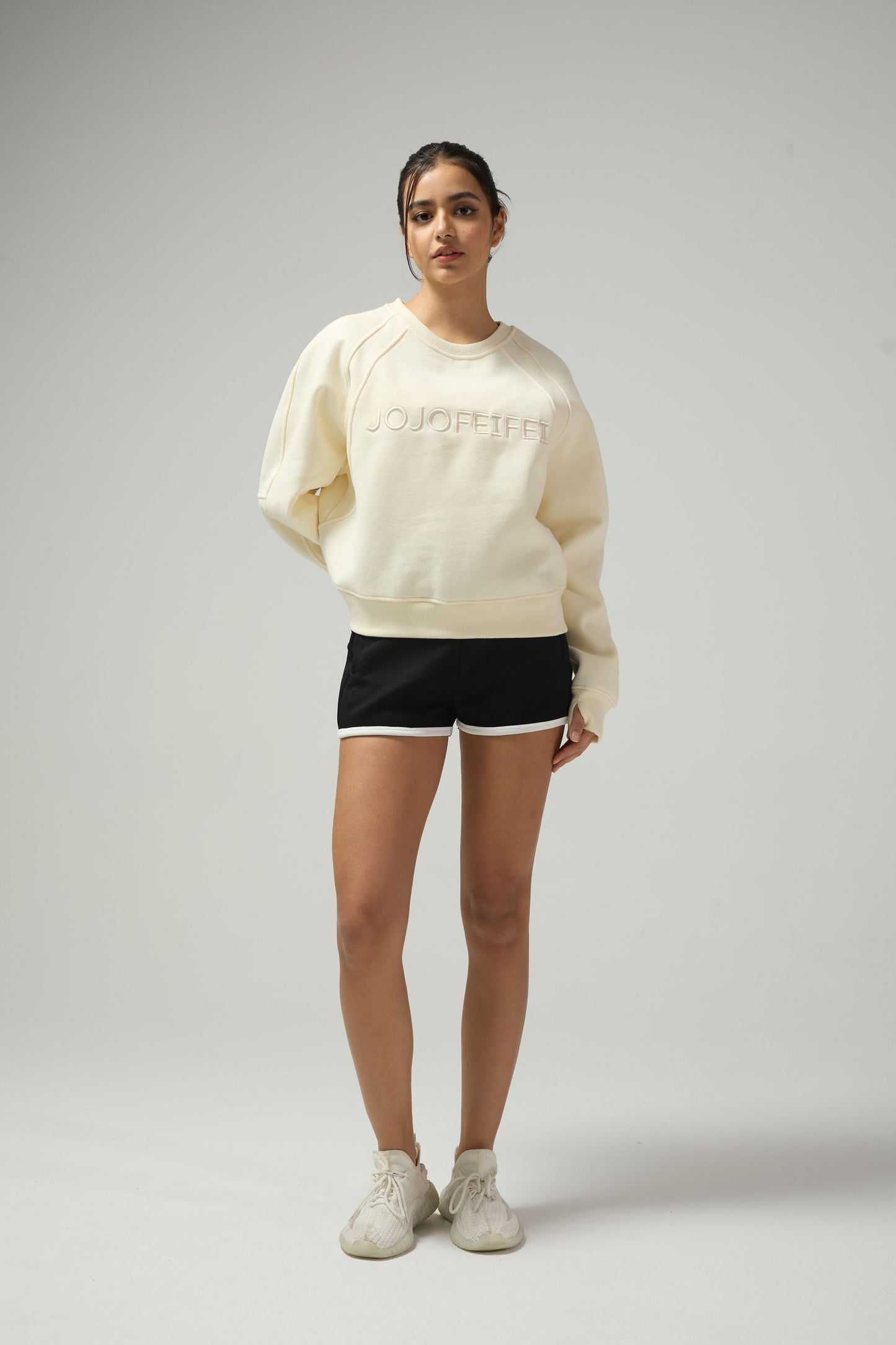 JOJO9-米色卫衣黑色短裤 - JOJO fashion