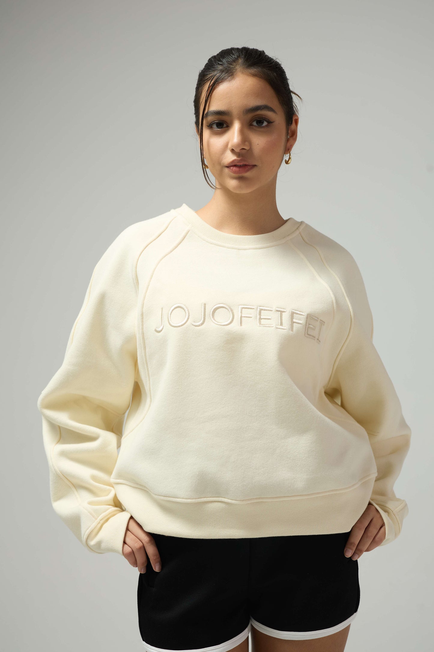 JOJO9-米色卫衣黑色短裤 - JOJO fashion