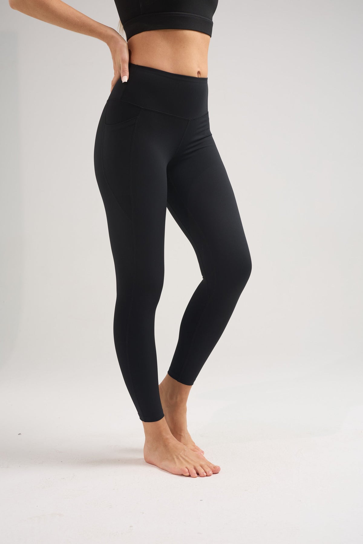 Women's High-Waist Leggings with Side Pockets in Black – photo 4